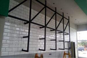 Μεταλλικά ράφια σε πρατήριο υγρών καυσίμων (BP)