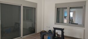 Νεόδμητη ιδιοκτήτη οικία στην Κατερίνη με κουφώματα αλουμινίου και μεταλλικά κάγκελα